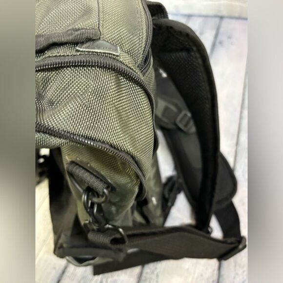 Kensington Saddle Pro Khaki Green Laptop Convertible Backpack Messenger Bag - Picture 10 of 15